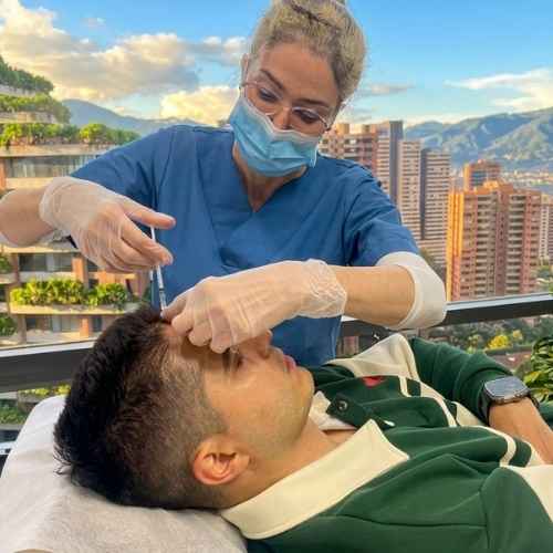 Aplicación de toxina botulínica para suavizar líneas de expresión