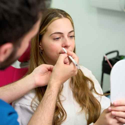Aplicación de ácido hialurónico para mejorar la armonía facial