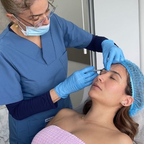 Aplicación de toxina botulínica realizada por profesional médico